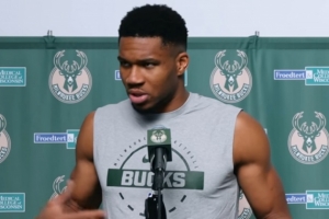 字母哥：休賽期就像經(jīng)過游樂園總會(huì)有各種誘惑 但最終決定權(quán)在我