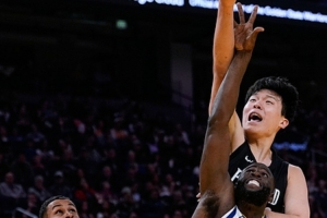 楊瀚森：季前賽對抗強(qiáng)度比夏聯(lián)強(qiáng)很多 需要提升自己的體能和對抗