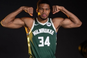 這肌肉的壓迫感！字母哥曬新賽季定妝照：生涯第13個賽季 沖呀