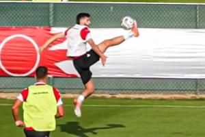 這球感絕了！K77面對來球騰空跳起，用腳面穩(wěn)穩(wěn)停球