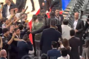 這身高差挺明顯??姚明&奧尼爾&成龍&貝克漢姆現(xiàn)身NBA中國賽現(xiàn)場