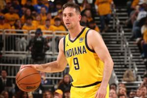 后場(chǎng)再折一將！卡萊爾：麥康納因腿筋拉傷至少缺陣一個(gè)月