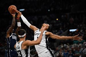 東契奇：全明星1V1決賽可能是文班VS歐文 但想在文班頭上得分太難