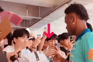 人氣很高！維尼修斯巴西隊(duì)訓(xùn)練之前為球迷簽名