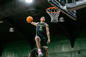 這四扣什么水平？奧尼爾二兒子沙基爾拿到校隊(duì)扣籃大賽冠軍！