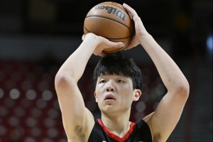 媒體人：楊瀚森對抗狀態(tài)下左手愛扒拉 因核心力量和對抗能力不足