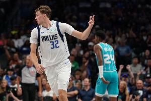 攻防一體實(shí)力超群！弗拉格半場(chǎng)7中4得到11分3板4助3斷 正負(fù)值+9！