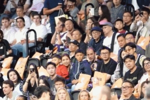 是偶像也是爸爸隊(duì)友！周琦兒子“糊糊”被曾凡博抱起 2人親密互動(dòng)