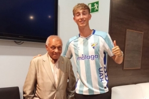 回家！赫伊森造訪青訓母隊馬拉加，身穿馬拉加球衣拍照