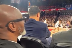 看了又好像沒(méi)看！球迷中國(guó)賽坐在姚明和奧尼爾身后 啥也看不見(jiàn)