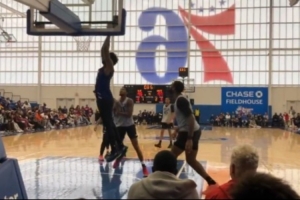 恩比德在隊內(nèi)訓(xùn)練賽完成暴扣 時隔8月首次在公開場合亮相！