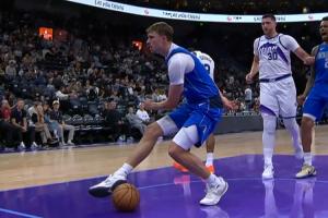 好險(xiǎn)！弗拉格反擊跟進(jìn)戰(zhàn)斧暴扣險(xiǎn)些受傷 落地后踩到球&好在無(wú)礙