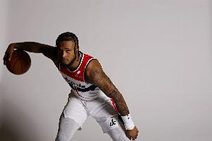 只打了9分鐘效率還不錯(cuò)！惠特摩爾4中3得7分2板2助