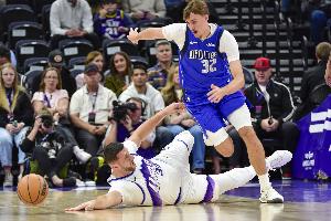 手感冰冰涼！弗拉格擔(dān)任首發(fā)控衛(wèi)13投僅3中&多次大空位沒(méi)把握住