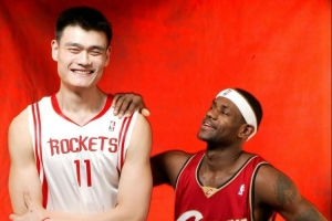 老詹動(dòng)不了！姚明若在03年選秀排第幾？楊毅：活塞第2順位選中