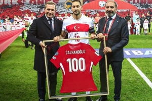 已是傳奇！恰爾汗奧盧賽前獲贈(zèng)國家隊(duì)百場紀(jì)念球衣