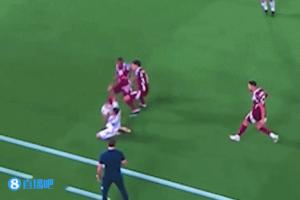 主帥應(yīng)聲倒地！卡塔爾球員邊線貼臉大腳，皮球正中洛佩特吉面部