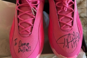 不忘老隊友！利拉德曬出了字母哥給他送來的新款簽名球鞋！