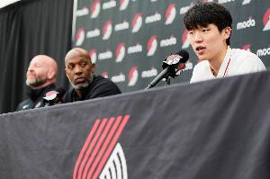 青島隊(duì)記：今天比盧普斯對(duì)楊瀚森的使用時(shí)間&順序 應(yīng)和常規(guī)賽接近