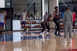 看來恢復(fù)不錯！恩比德在訓(xùn)練時輪流和隊友進(jìn)行一對一單挑