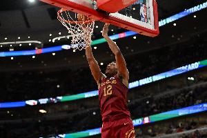 亨特撞到膝蓋下半場沒打！阿特金森：沒必要冒這個風險