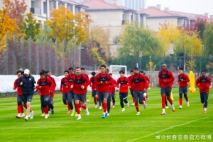 長(zhǎng)春氣溫驟降 亞泰將士訓(xùn)練熱情不減