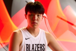 季前賽場(chǎng)均8分3.5板！楊瀚森的努力&進(jìn)步有目共睹 新賽季繼續(xù)加油