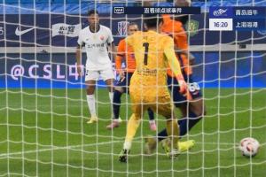 假摔！顏駿凌出擊蘭克爾-澤倒地，主裁看VAR后判定蘭克爾-澤假摔