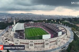 赫羅納球員開賽20秒站立不動抗議海外賽，巴薩球員未主動拿球進攻