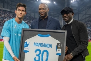 接受致敬！已退役的40歲門(mén)將曼丹達(dá)重返馬賽主場(chǎng)，獲得紀(jì)念球衣