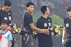 廣東宏遠(yuǎn)男籃參加公益活動(dòng) 新援崔永熙與球隊(duì)一同出席