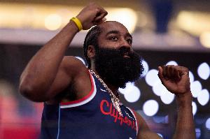 夏天歇大了？哈登季前賽場(chǎng)均6分7.7助3失誤 命中率36.8/10/50%