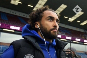 郵報：伯恩利vs利茲聯(lián)進行單膝跪地儀式時，勒溫拒絕跪地選擇站立