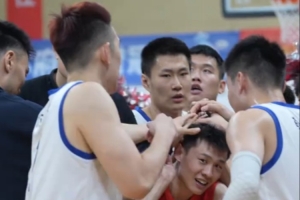 三戰(zhàn)全勝！遼籃大勝結(jié)束丹東站熱身賽 賽后按著王嵐嵚喊加油