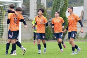 首秀驚艷！萬項(xiàng)代表杜利亞伊足球?qū)W院首發(fā)出戰(zhàn)，幫助球隊(duì)大勝