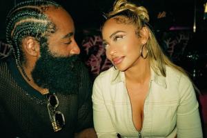 ??哈登女友身份曝光：比登哥大一歲 即將給登哥送“爸輔”