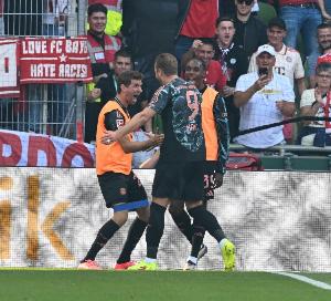 老好人！圖片報(bào)：凱恩近日主動(dòng)打電話指點(diǎn)特爾，安慰犯錯(cuò)的小貝林