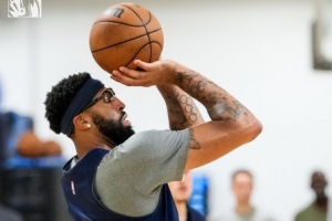 新賽季沖！獨行俠訓練照：弗拉格扣籃 濃眉戴護目鏡投籃 歐文現(xiàn)身