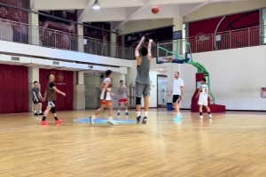 恢復(fù)進(jìn)展不錯(cuò)！崔永熙曬近期打球視頻：百分訓(xùn)練局