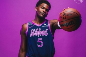 粉色裝扮！森林狼發(fā)布新賽季城市版球衣和同主題地板涂裝