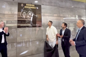 青訓(xùn)的驕傲！比利亞雷亞爾為金球先生羅德里舉行畫像揭幕儀式