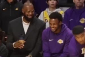 ??在辦公室摸魚？詹姆斯和布朗尼在比賽現(xiàn)場聊天&有說又有笑