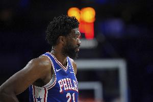 德里克-懷特：恩比德是聯(lián)盟最好的大個子之一 需要團(tuán)隊合作限制他