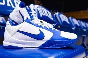 白藍(lán)配色！杜克大學(xué)曬出最新專(zhuān)屬非市售Kobe 5球鞋