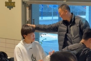 師徒重聚！劉維偉和楊瀚森見面上演摸頭殺 明日現(xiàn)場觀戰(zhàn)小楊首秀