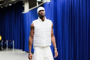 穿搭MVP回歸！亞歷山大入場穿搭一身全白裝扮