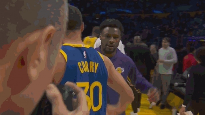 ??老詹提前溜了？庫里賽后和小詹簡單抱抱致意