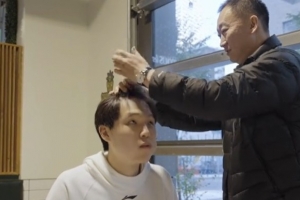 楊瀚森找了家30美刀的理發(fā)館？劉維偉：我?guī)Ъ糇觼淼?我給你剪