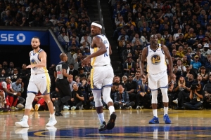 嚴(yán)控三巨頭出場(chǎng)時(shí)間仍戰(zhàn)勝湖人！勇士能否戰(zhàn)勝時(shí)間老人沖擊冠軍？