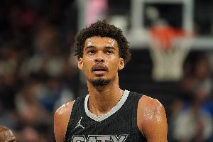 征服客場(chǎng)！名記：文班亞馬罰球時(shí) 獨(dú)行俠主場(chǎng)球迷對(duì)其喊MVP